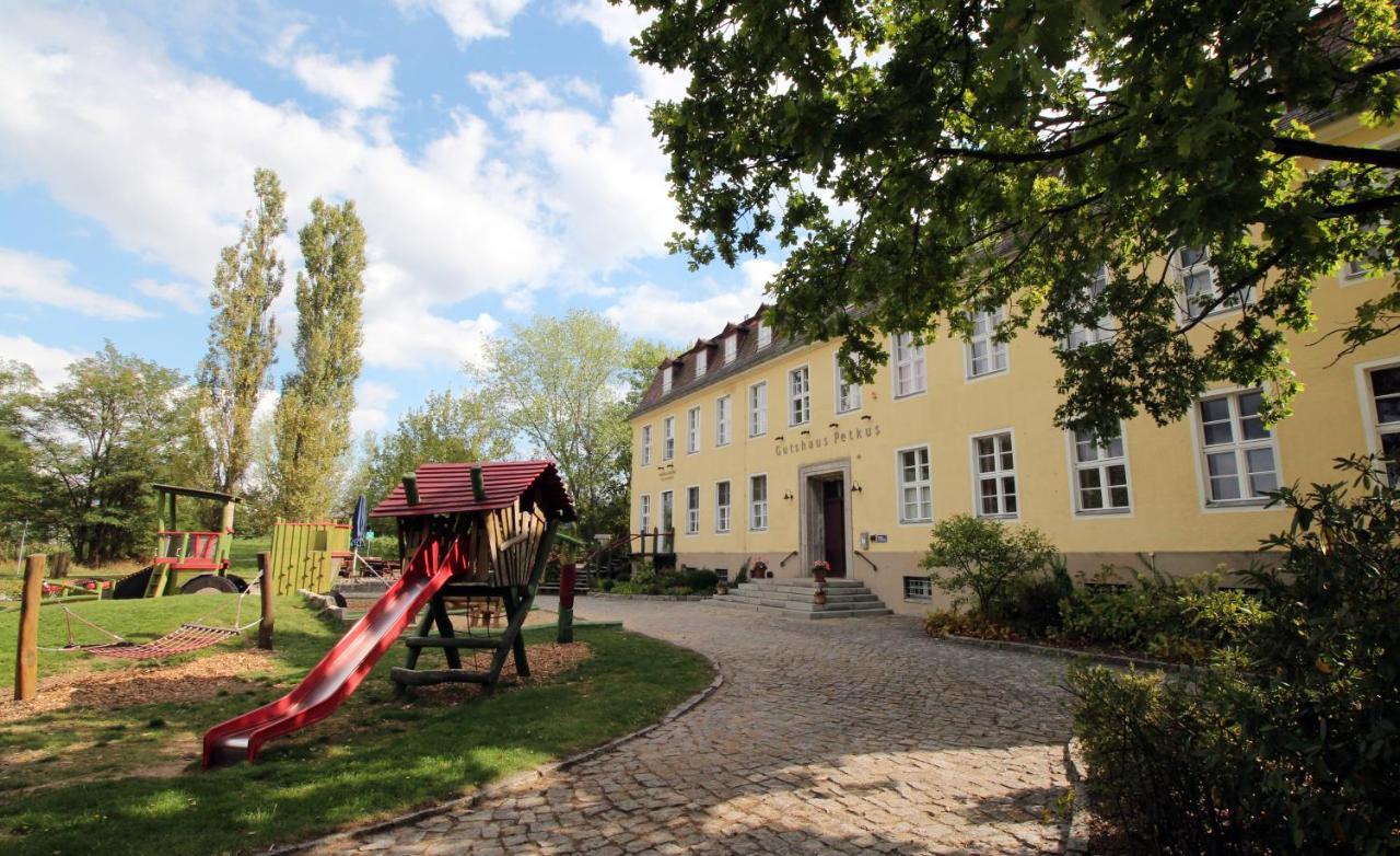 Familien- und Freizeithotel Gutshaus Petkus Exterior foto
