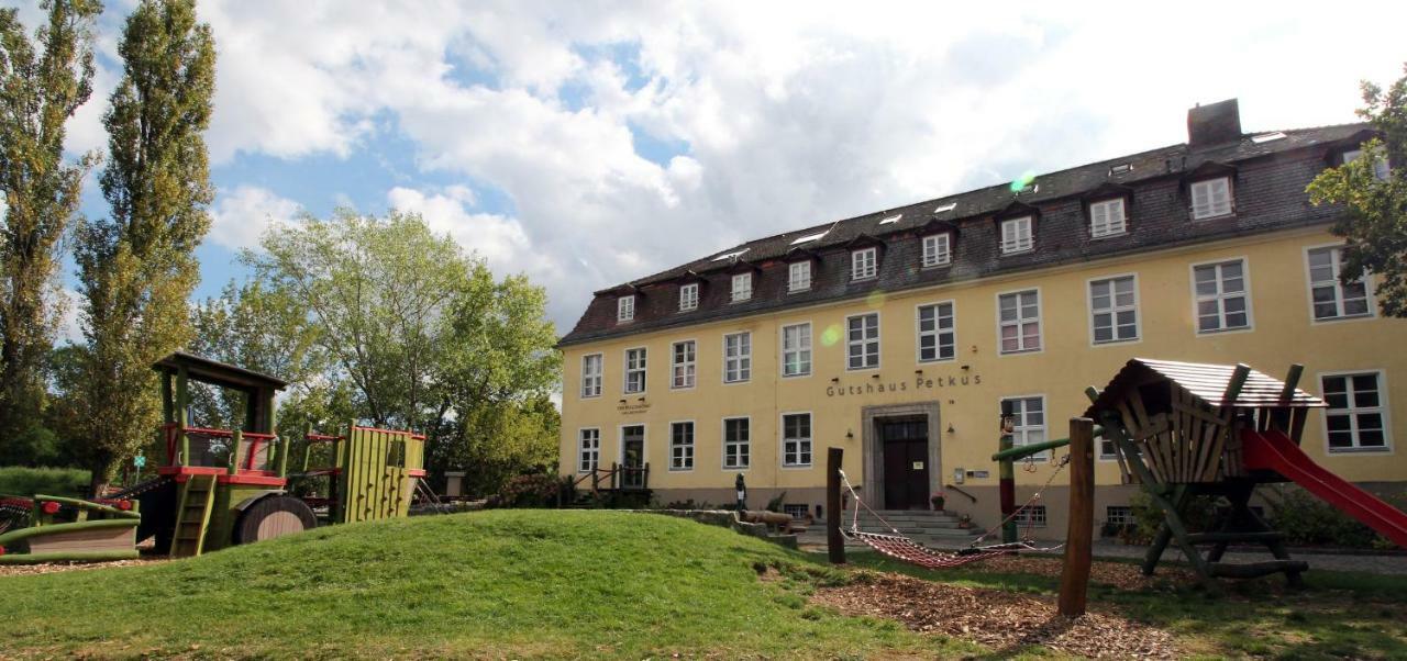 Familien- und Freizeithotel Gutshaus Petkus Exterior foto