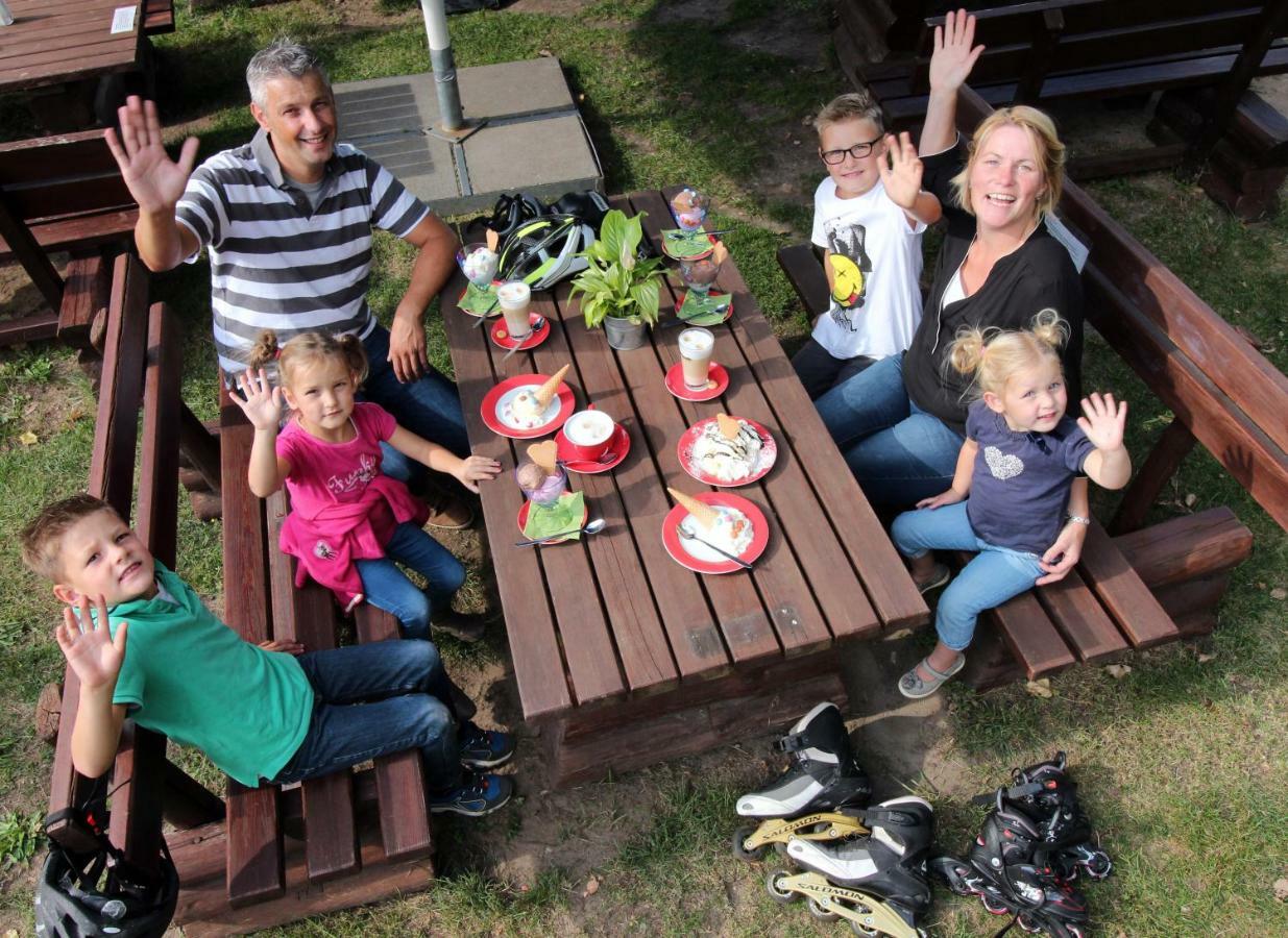 Familien- und Freizeithotel Gutshaus Petkus Exterior foto